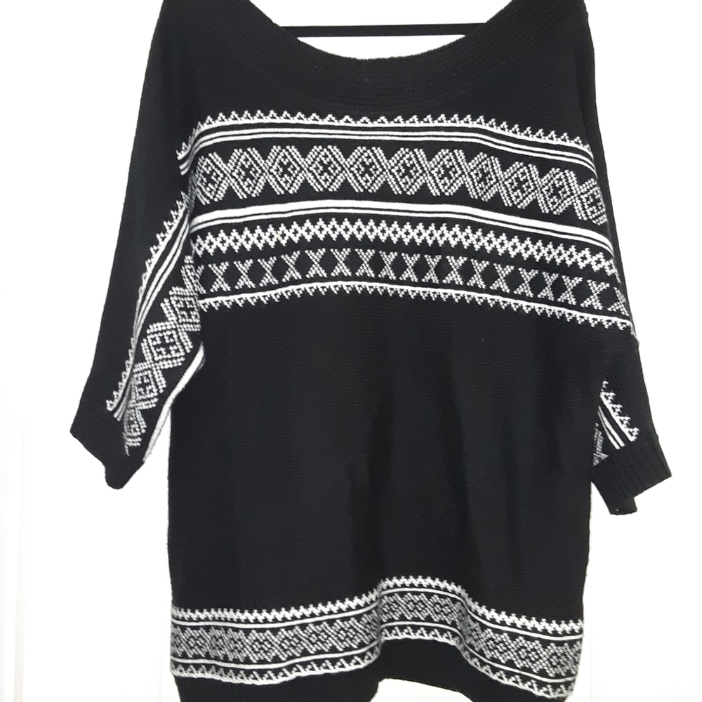 NEW YORK & COMPANY BLACK AND WHITE SWEATER